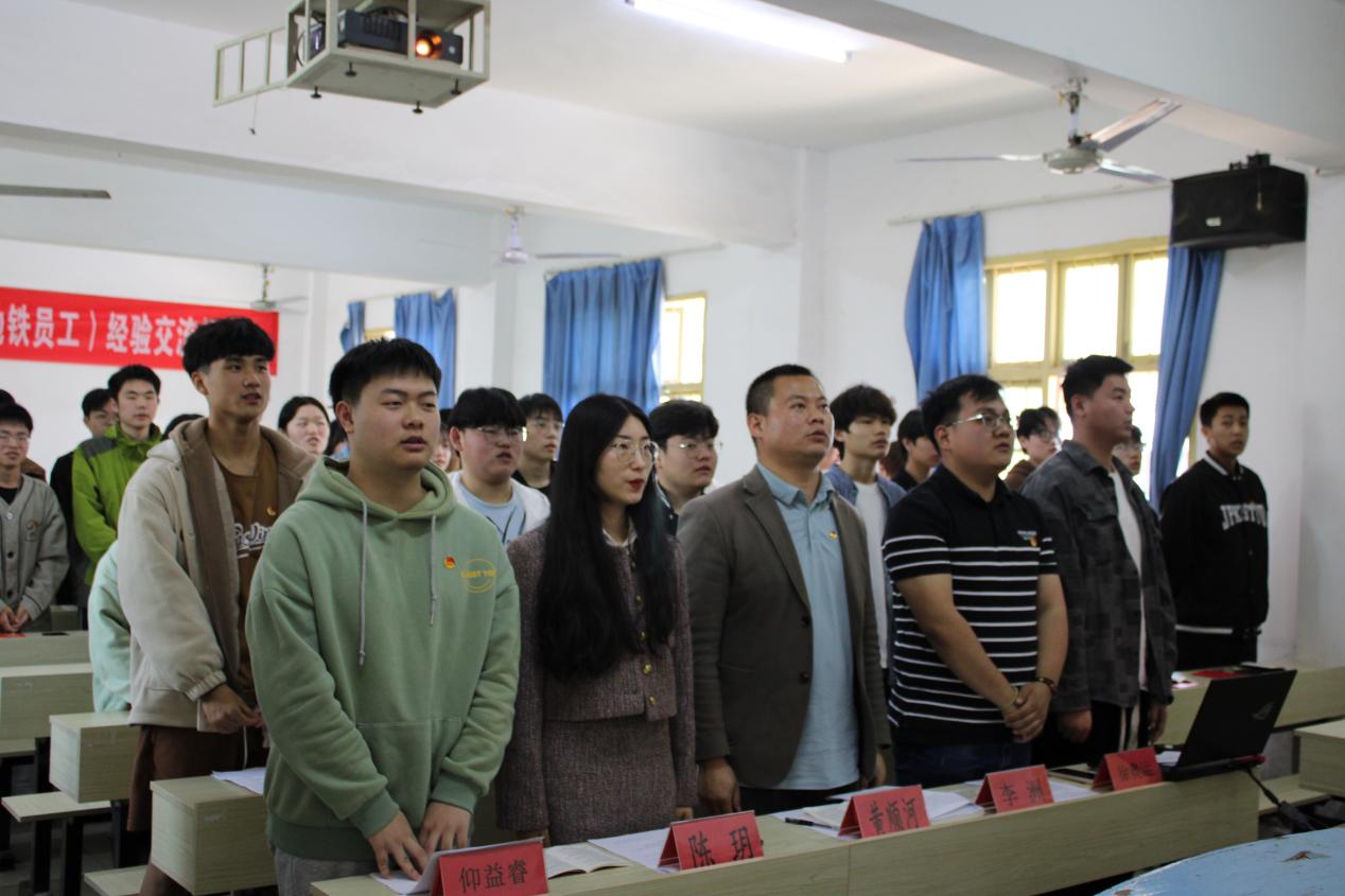 白菜官网团委举办第三期团课结业典礼暨入团仪式