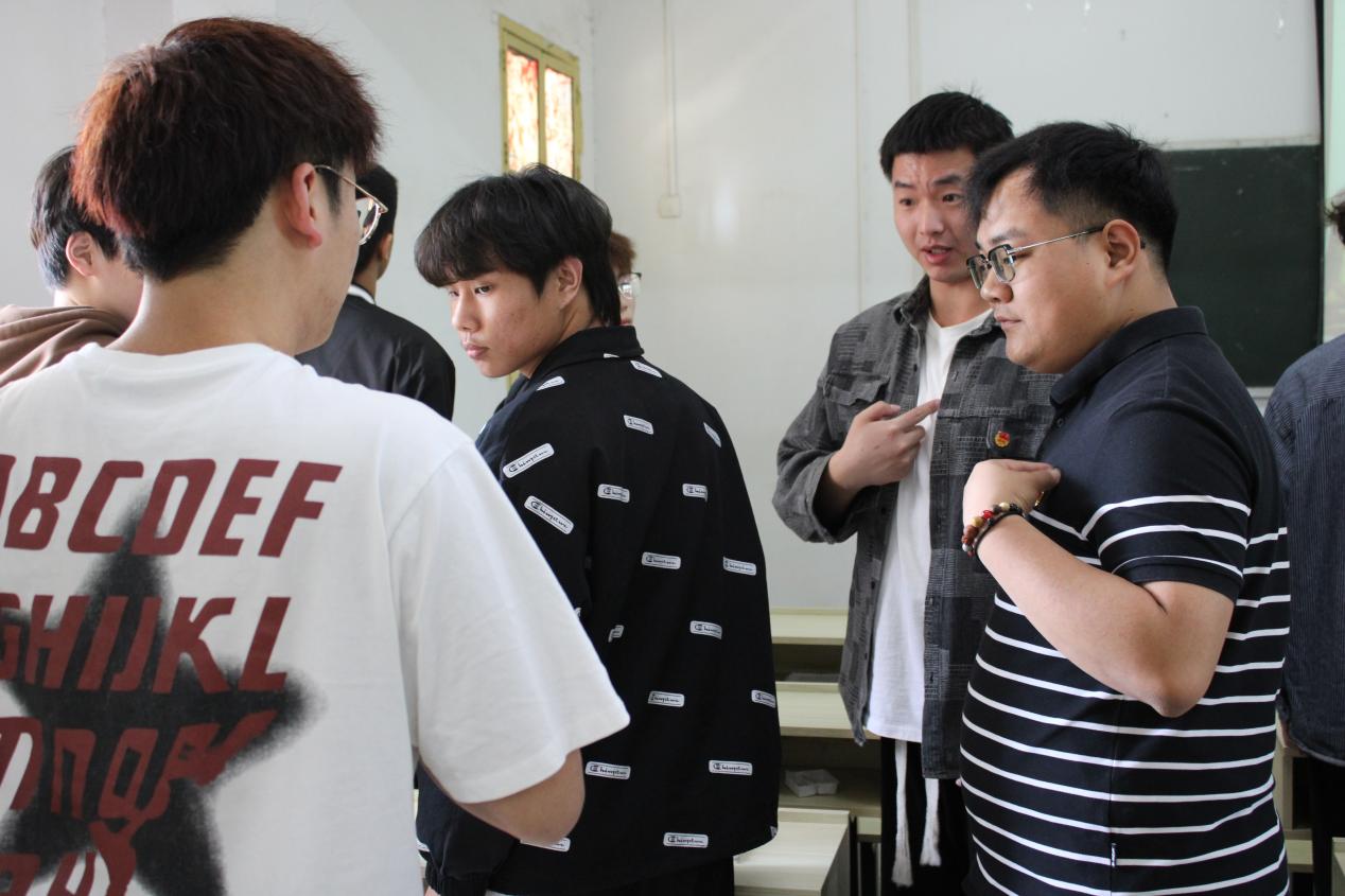 白菜官网团委举办第三期团课结业典礼暨入团仪式