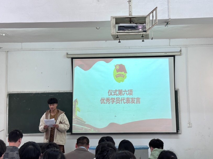 白菜官网团委举办第三期团课结业典礼暨入团仪式