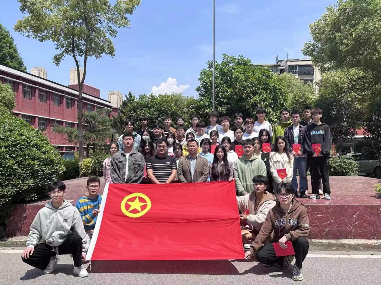 白菜官网团委举办第三期团课结业典礼暨入团仪式