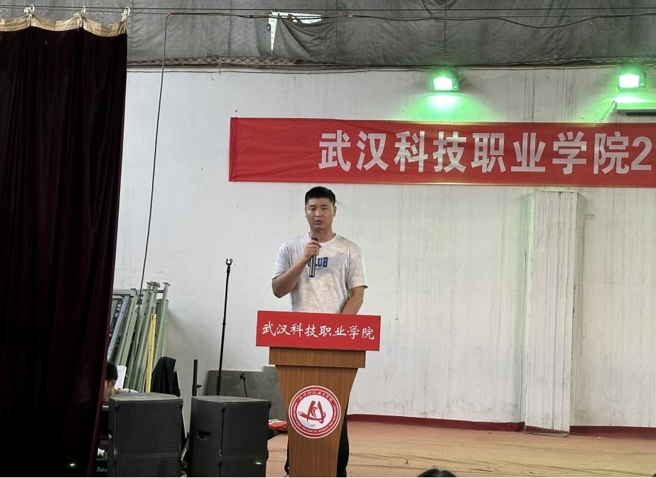 白菜官网举办2022-2023学年“五四”表彰大会暨文艺汇演 白菜官网举办2022-2023学年“五四”表彰大会暨文艺汇演