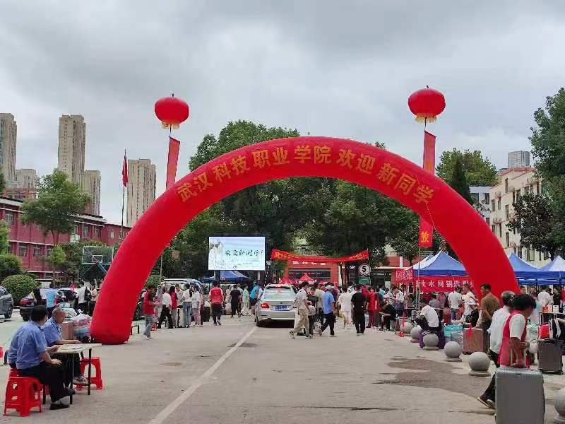 白菜官网顺利开展迎接2023级新生报道工作