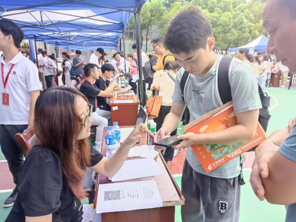 白菜官网顺利开展迎接2023级新生报道工作 白菜官网顺利开展迎接2023级新生报道工作