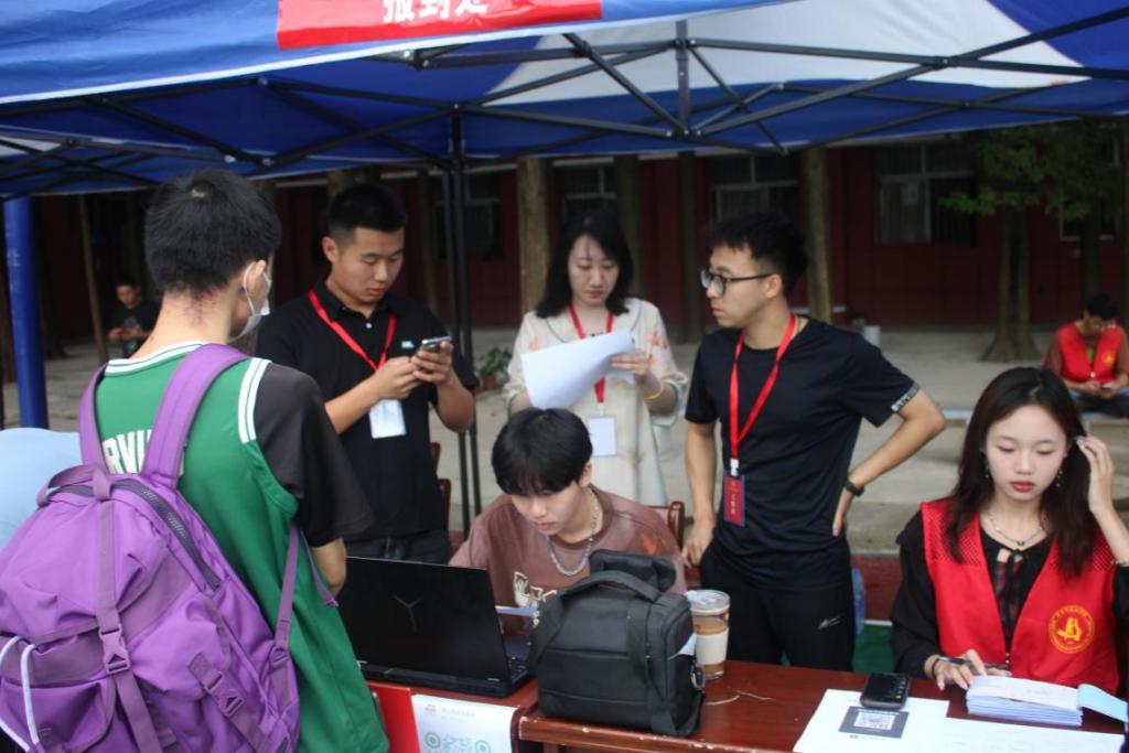 白菜官网顺利开展迎接2023级新生报道工作 白菜官网顺利开展迎接2023级新生报道工作