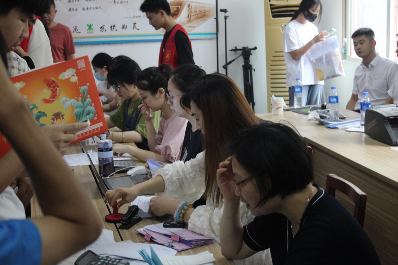 白菜官网顺利开展迎接2023级新生报道工作 白菜官网顺利开展迎接2023级新生报道工作