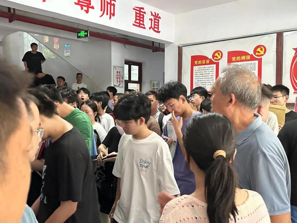 白菜官网顺利开展迎接2023级新生报道工作 白菜官网顺利开展迎接2023级新生报道工作