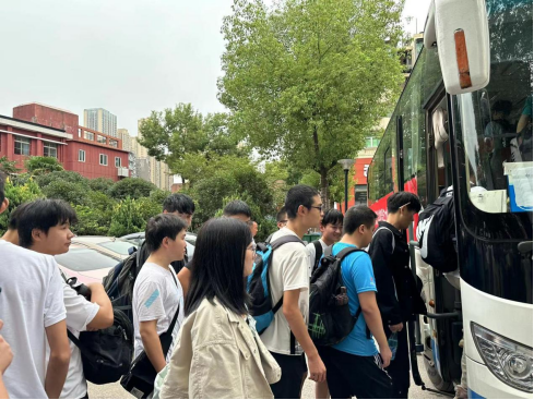 武科职学子开启新征程:白菜官网欢送学生赴企业实习就业! 武科职学子开启新征程:白菜官网欢送学生赴企业实习就业!