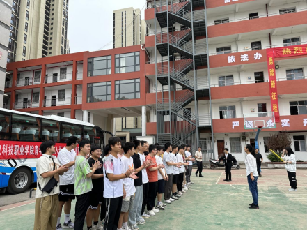武科职学子开启新征程:白菜官网欢送学生赴企业实习就业! 武科职学子开启新征程:白菜官网欢送学生赴企业实习就业!