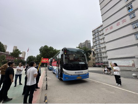 武科职学子开启新征程:白菜官网欢送学生赴企业实习就业! 武科职学子开启新征程:白菜官网欢送学生赴企业实习就业!