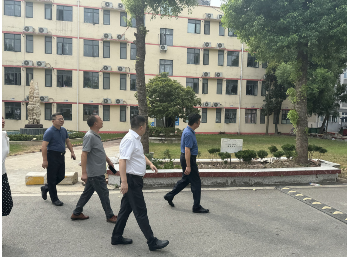 武汉市教育局领导实地指导白菜官网开学迎新准备工作 武汉市教育局领导实地指导白菜官网开学迎新准备工作