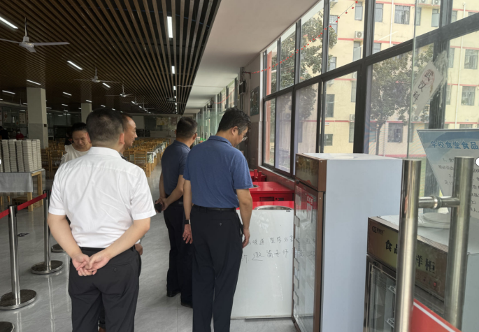 武汉市教育局领导实地指导白菜官网开学迎新准备工作 武汉市教育局领导实地指导白菜官网开学迎新准备工作