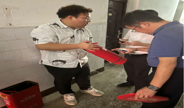 武汉市教育局领导实地指导白菜官网开学迎新准备工作 武汉市教育局领导实地指导白菜官网开学迎新准备工作