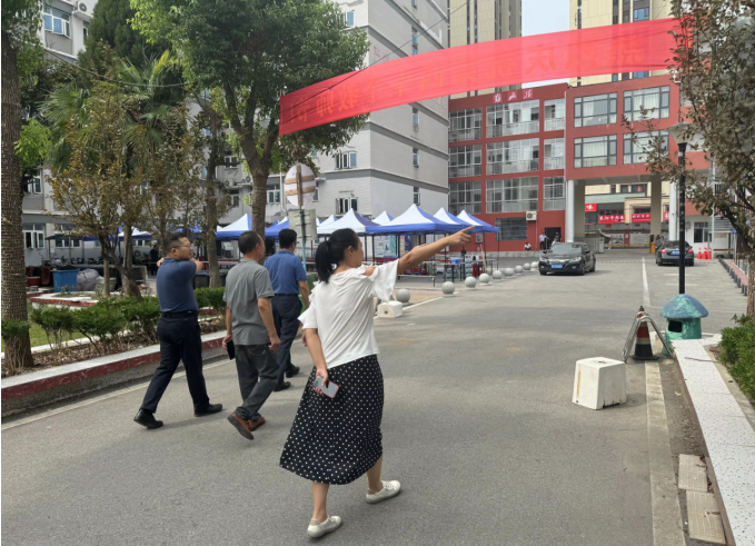 武汉市教育局领导实地指导白菜官网开学迎新准备工作 武汉市教育局领导实地指导白菜官网开学迎新准备工作