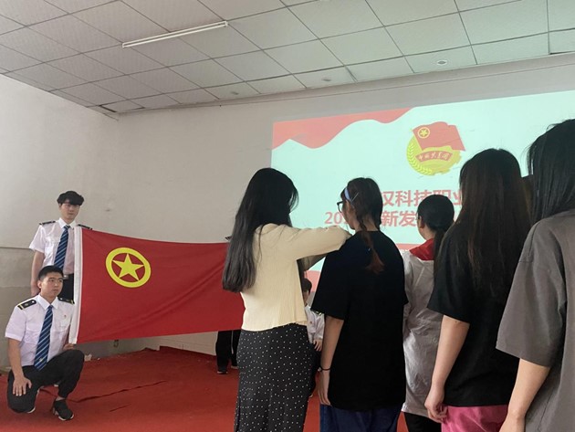 白菜官网举办首届团课结业典礼暨入团仪式