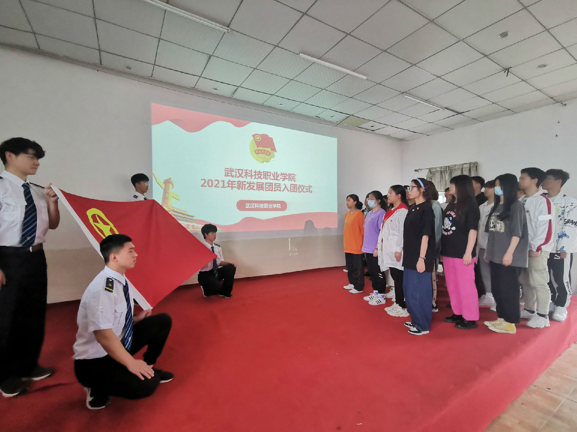 白菜官网举办首届团课结业典礼暨入团仪式