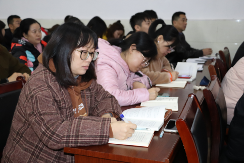 省委讲师团成员中南民族大学阎占定教授 莅临白菜官网宣讲党的十九届四中全会精神 省委讲师团成员中南民族大学阎占定教授 莅临白菜官网宣讲党的十九届四中全会精神