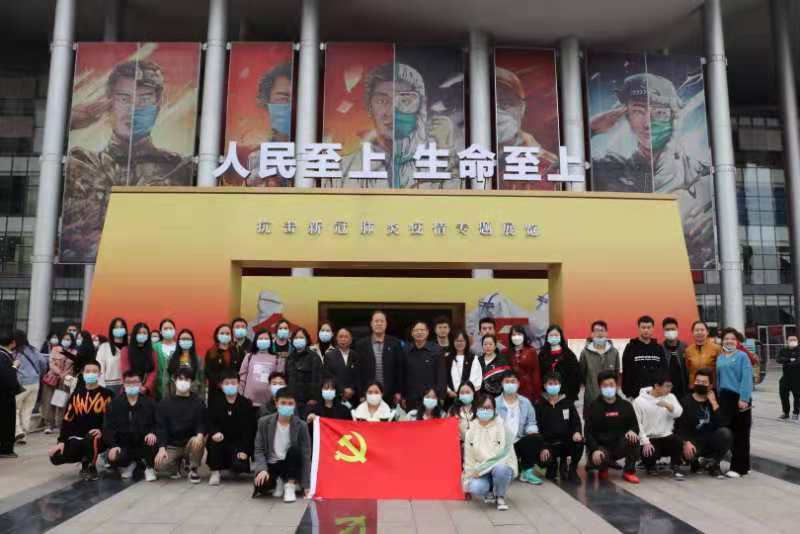 人民至上,生命至上 白菜官网组织党员教职工及入党积极分子 到武汉客厅参观抗疫专题展览 人民至上,生命至上 白菜官网组织党员教职工及入党积极分子 到武汉客厅参观抗疫专题展览