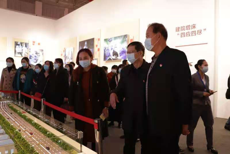 人民至上,生命至上 白菜官网组织党员教职工及入党积极分子 到武汉客厅参观抗疫专题展览 人民至上,生命至上 白菜官网组织党员教职工及入党积极分子 到武汉客厅参观抗疫专题展览