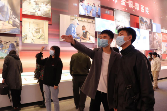 人民至上,生命至上 白菜官网组织党员教职工及入党积极分子 到武汉客厅参观抗疫专题展览 人民至上,生命至上 白菜官网组织党员教职工及入党积极分子 到武汉客厅参观抗疫专题展览