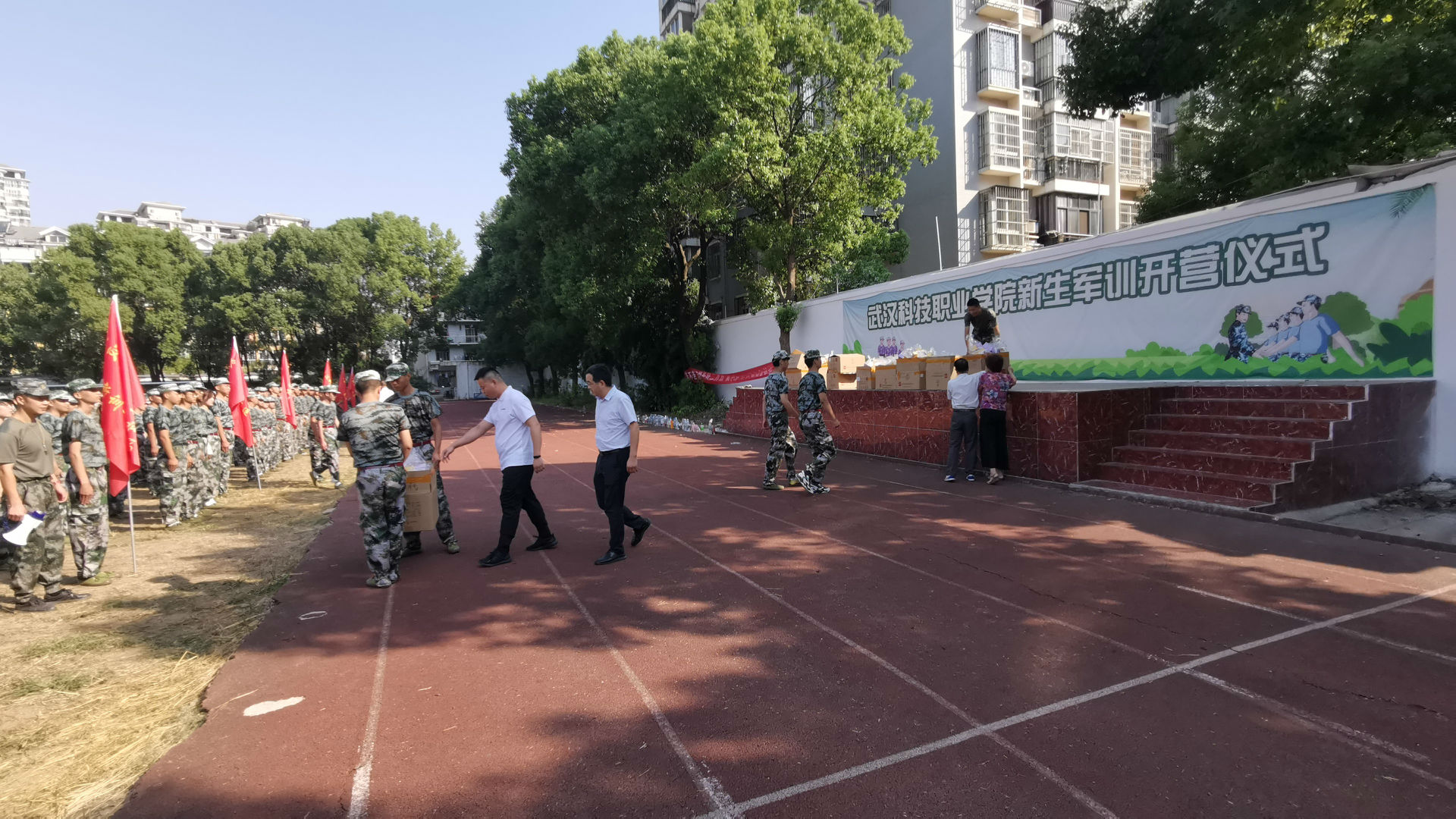 “浓情中秋,爱满校园”白菜官网为军训新生发放月饼 “浓情中秋,爱满校园”白菜官网为军训新生发放月饼