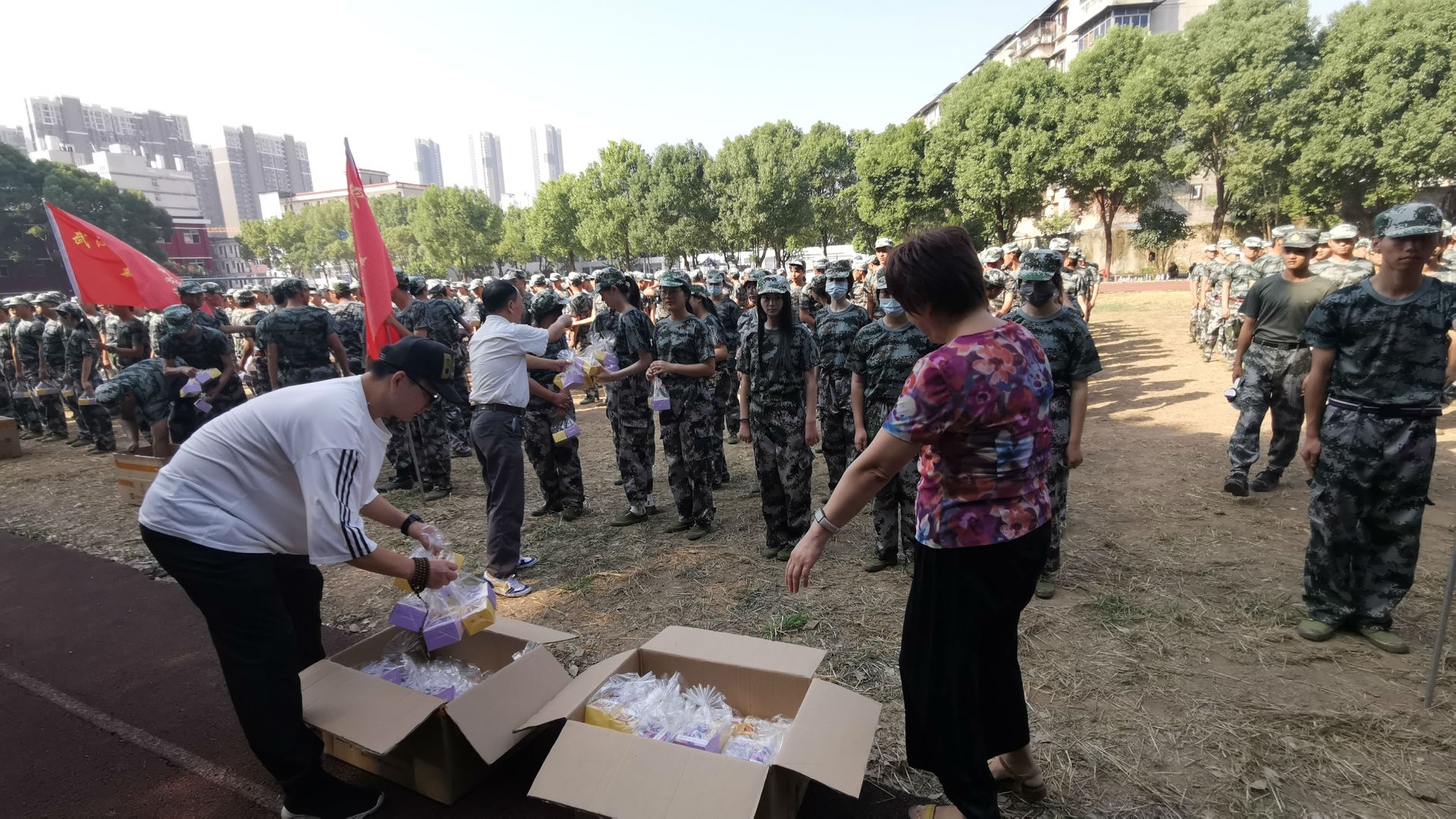 “浓情中秋,爱满校园”白菜官网为军训新生发放月饼 “浓情中秋,爱满校园”白菜官网为军训新生发放月饼