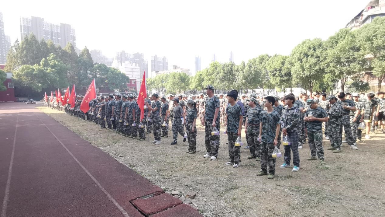 “浓情中秋,爱满校园”白菜官网为军训新生发放月饼 “浓情中秋,爱满校园”白菜官网为军训新生发放月饼